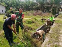 Jum’at Bersih Bersama Warga, Babinsa Sidorejo Gotong Royong Bersihkan Parit