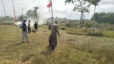 Sambut HUT RI Ke-81, Babinsa berserta Warga Bersihkan Lapangan Rajawali