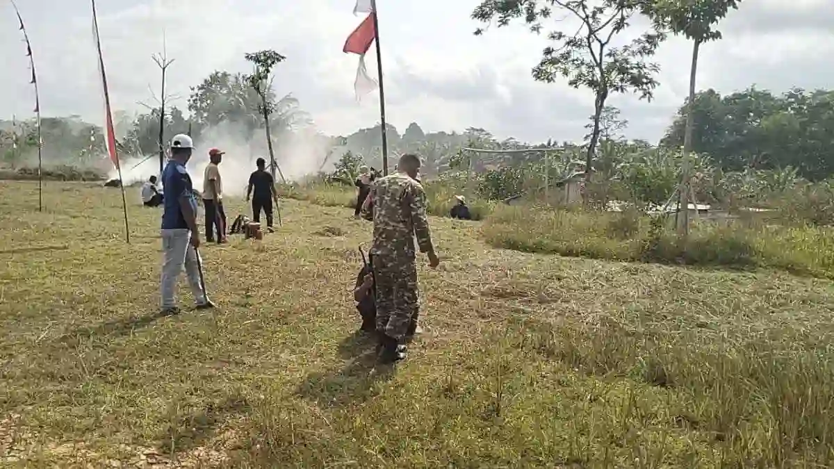 Sambut HUT RI Ke-81, Babinsa berserta Warga Bersihkan Lapangan Rajawali