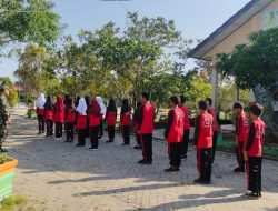 Ciptakan Disiplin Sejak Dini, Babinsa Sidorejo Berikan Latihan PBB Kepada Murid SD 031 Penajam