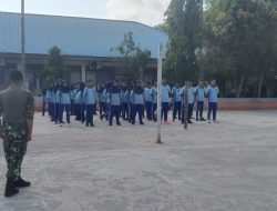 Dalam Rangka Menyambut HUT RI, Babinsa Koramil 04/Sepaku Latih PBB Siswa SMPN 2 PPU