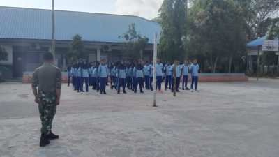 Dalam Rangka Menyambut HUT RI, Babinsa Koramil 04/Sepaku Latih PBB Siswa SMPN 2 PPU