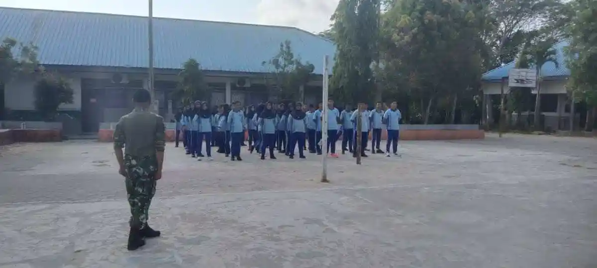 Dalam Rangka Menyambut HUT RI, Babinsa Koramil 04/Sepaku Latih PBB Siswa SMPN 2 PPU