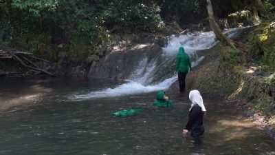 Jembatan Wisata Rampung, Persit Nikmati Keindahan Air Terjun Kampung Sesor