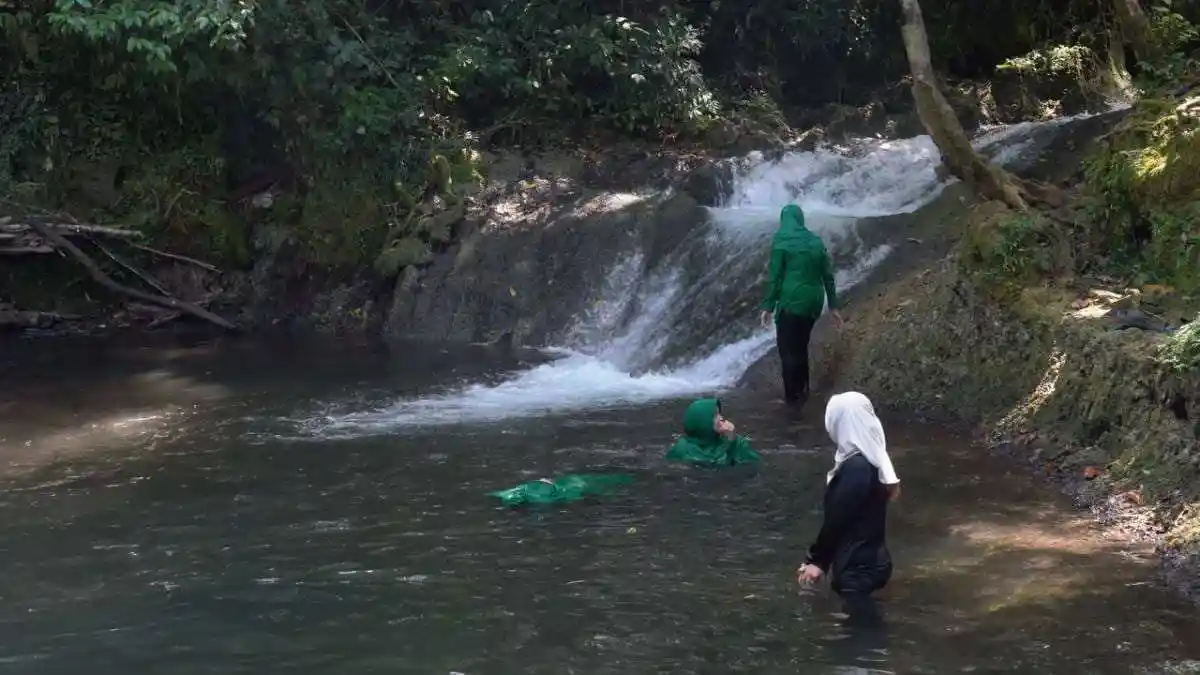 Jembatan Wisata Rampung, Persit Nikmati Keindahan Air Terjun Kampung Sesor