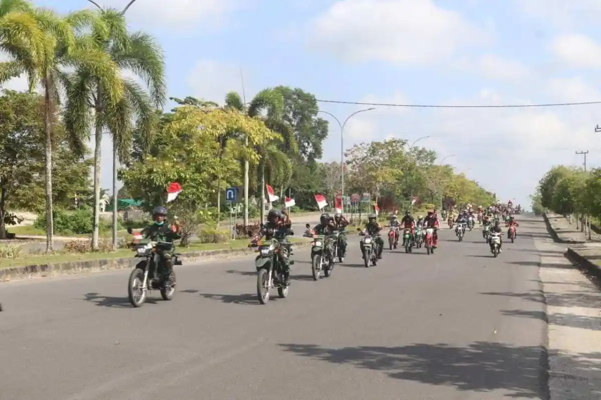 Semarakkan HUT ke-81 Kemerdekaan RI, Babinsa Kodim 0913/PPU Kawal Trabas Merdeka