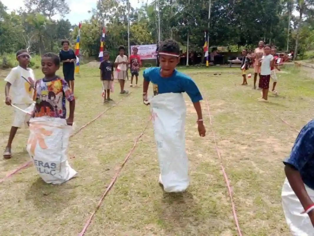 Berbagi Kebahagiaan HUT RI, Kepala Suku Senggi Gelar Lomba dan Pembagian Sembako
