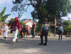 Meriahkan HUT RI Ke-81, Babinsa Sidorejo Kawal Karnaval Di Wilayah Binaan