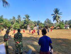 Semarakkan HUT Ke-81 RI, Babinsa Tanjung Tengah Tendang Bola Pertama Turnamen Mini Soccer