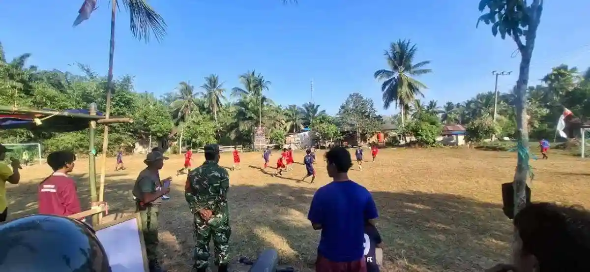 Semarakkan HUT Ke-81 RI, Babinsa Tanjung Tengah Tendang Bola Pertama Turnamen Mini Soccer