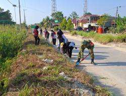 Jum,at Bersih, Babinsa Bersama Pemerintah Desa Babulu Darat dan Warga Bersihkan Lingkungan
