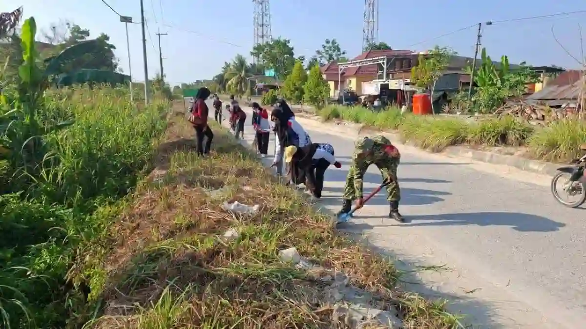 Jum,at Bersih, Babinsa Bersama Pemerintah Desa Babulu Darat dan Warga Bersihkan Lingkungan
