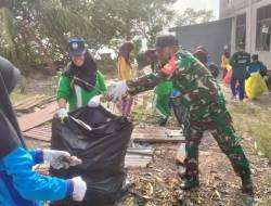 Peduli Sampah, Babinsa Koramil 01/Penajam Ajak Warga dan Anak Sekolah Gotong Royong Bersihkan Lingkungan
