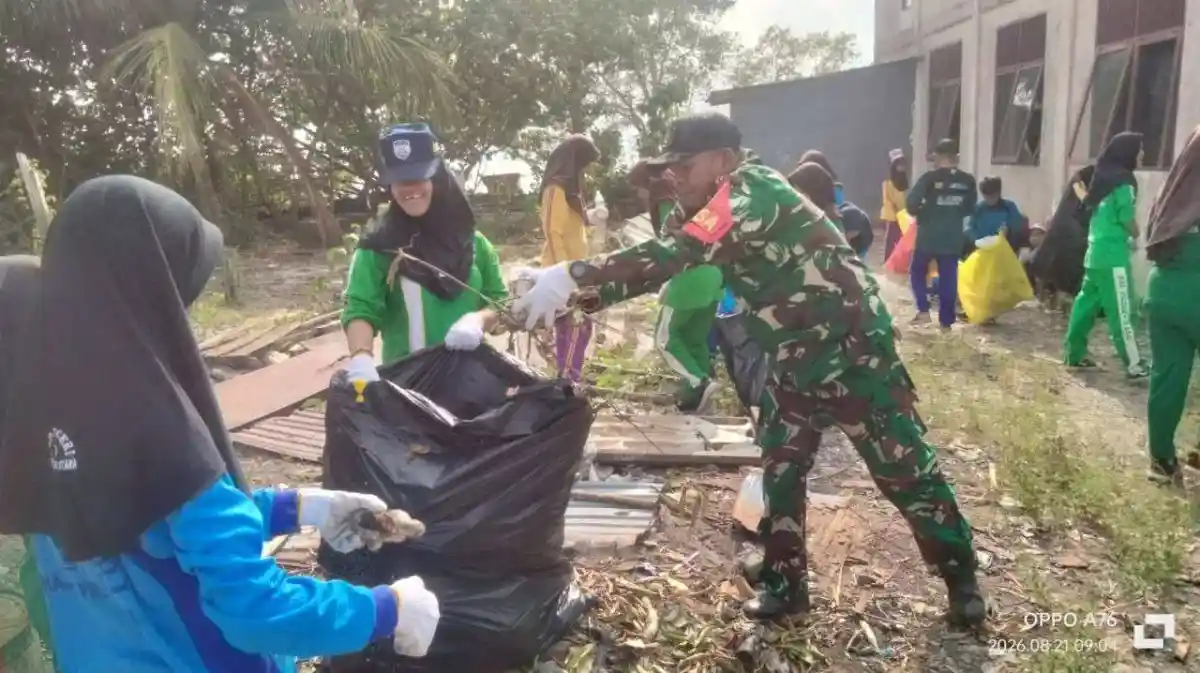 Peduli Sampah, Babinsa Koramil 01/Penajam Ajak Warga dan Anak Sekolah Gotong Royong Bersihkan Lingkungan