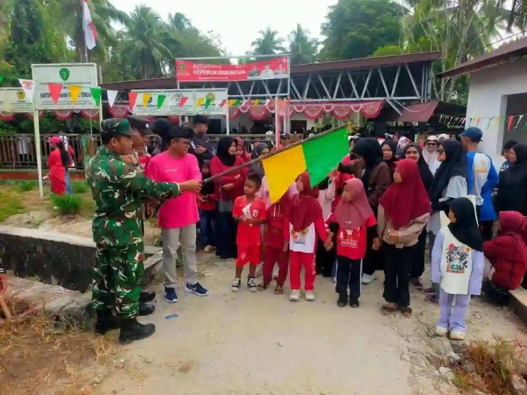 Meriahkan HUT RI ke-81, Sinergitas Babinsa dan Bhabinkamtibmas Tanjung Tengah Kawal Jalan Sehat