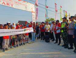 Ramaikan HUT RI ke-81, Babinsa Dan Bhabinkamtibmas Gunung Steleng Kawal Jalan Sehat