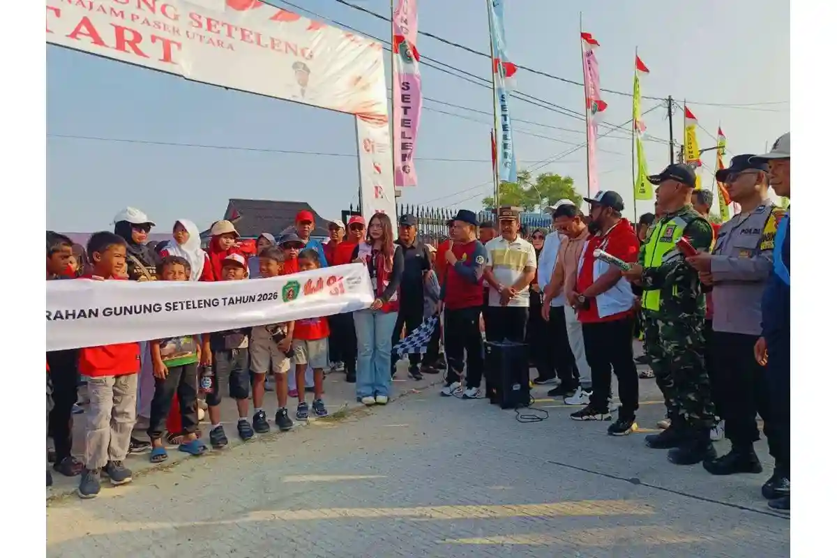 Ramaikan HUT RI ke-81, Babinsa Dan Bhabinkamtibmas Gunung Steleng Kawal Jalan Sehat