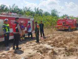 Babinsa Koramil 04/Sepaku Bersama Instansi Terkait Padamkan Karhutla
