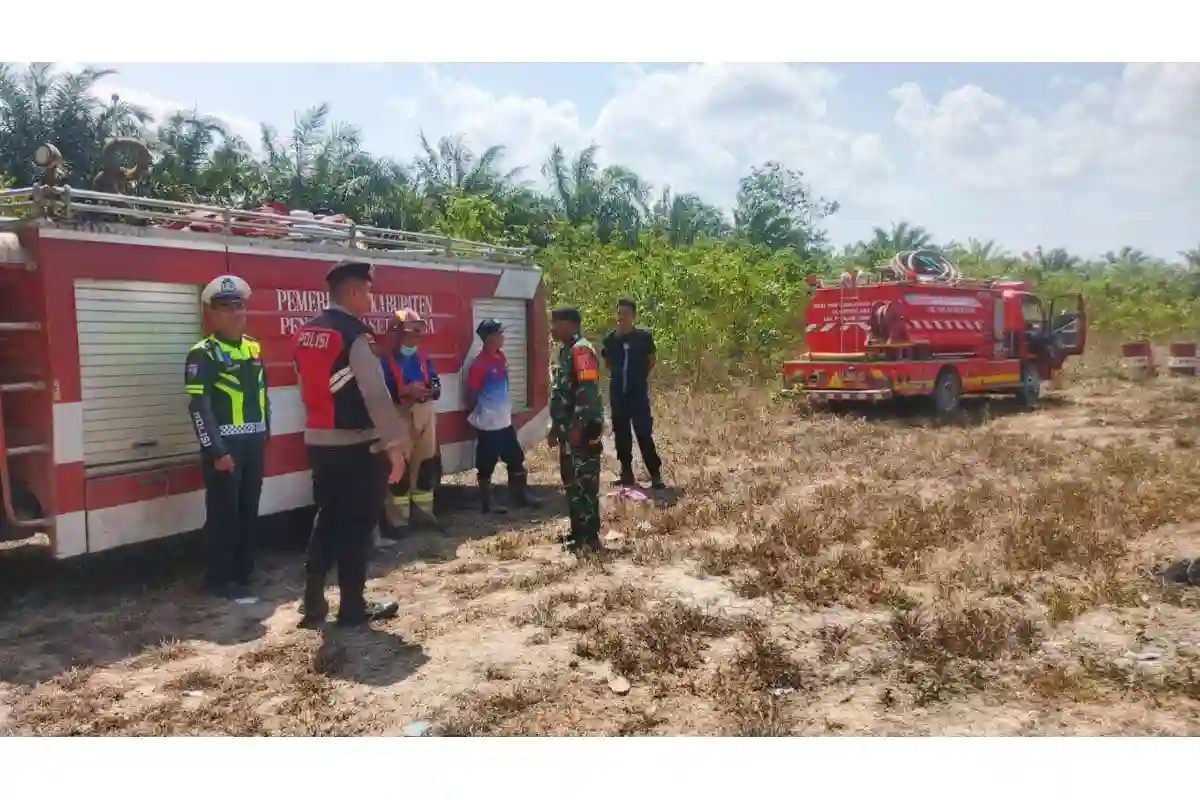 Babinsa Koramil 04/Sepaku Bersama Instansi Terkait Padamkan Karhutla