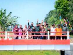 Keceriaan Warga Saat Pangdam VI/Mlw Tinjau Jembatan Garuda Merah Putih Di Babulu