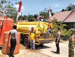 Peduli Air Bersih, Babinsa Karang Jinawi Kawal Distribusi Bantuan Air Untuk Warga Desa Binaan
