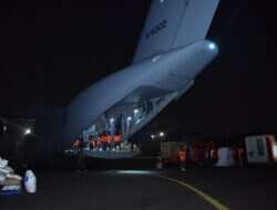 Hari Keempat Belas Penanganan Gempa NTT, TNI Salurkan 968,953 Ton Bantuan