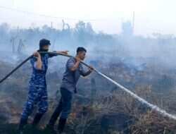 Pemadaman dan Pembasahan Lahan Gambut Diperkuat, Satgas Darat Lanud Sjamsudin Noor Berjibaku di Tengah Asap Tekan Dampak Karhutla di Kalsel