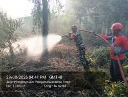 Babinsa Petung Bersama Instansi Terkait Padamkan Si Jago Merah
