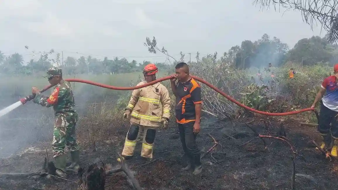 Cepat Tepat Padam, Babinsa Penajam Padamkan Kebakaran Semak Belukar