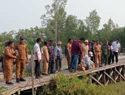 Babinsa Tanjung Tengah Dampingi Tim Pusat Pengukuran Titik Lokasi Kampung Nelayan Merah Putih