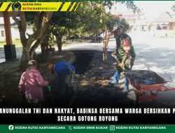 Kemanunggalan TNI dan Rakyat, Babinsa Bersama Warga Bersihkan Parit Secara Gotong Royong