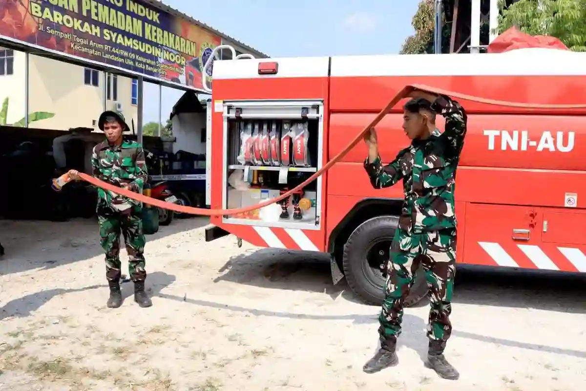 Perkuat Kesiapsiagaan Dalam Menangani Karhutla, Personel Lanud Sjamsudin Noor Asah Kemampuan Operasikan Kendaraan Pemadam Kebakaran