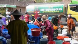 Darurat Air Bersih: IJTI, Kodim 0813 dan BPBD Bojonegoro Pasok 21 Ribu Liter Air Bersih di Tlogohaji