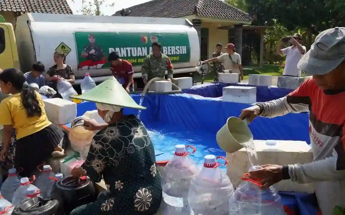 Dalam Waktu Sepekan, Kodim Bojonegoro Salurkan 800 Ribu Liter Air Bersih ke Warga di 34 Desa Terdampak Kekeringan