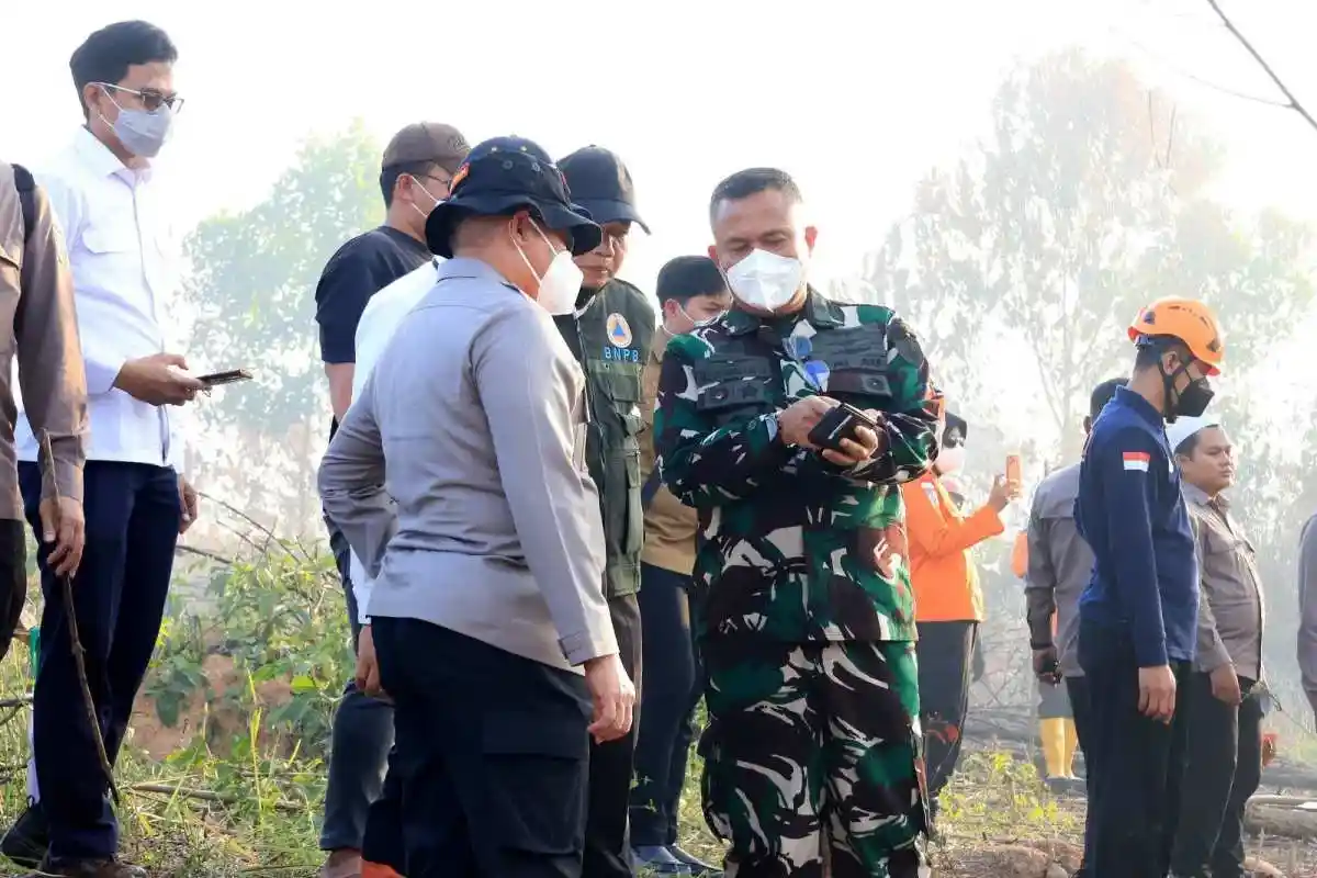 Pantau Langsung Perkembangan Karhutla, Komandan Lanud Sjamsudin Noor Bersama Forkopimda Kalsel Turun ke Lapangan Uji Fungsi Inovasi Injeksi Air
