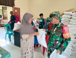 Babinsa Penajam Kawal Pendistribusian Pembagian Beras Untuk Warga