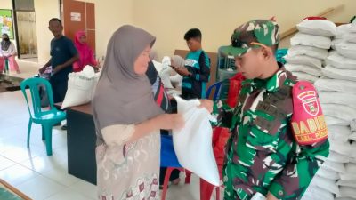 Babinsa Penajam Kawal Pendistribusian Pembagian Beras Untuk Warga
