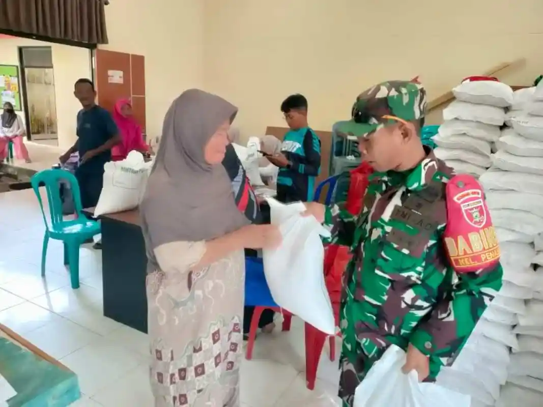 Babinsa Penajam Kawal Pendistribusian Pembagian Beras Untuk Warga