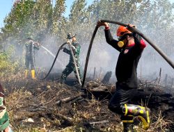 Dikepung Asap dan Bara, Satgas Darat Lanud Sjamsudin Noor Tak Beri Celah Karhutla Meluas Dekati Permukiman Warga