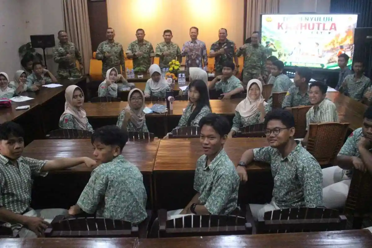 Siswa Siswi SMA 1 PPU Terima penyuluhan Karhutla Dari Tim Karhutla Sesko TNI