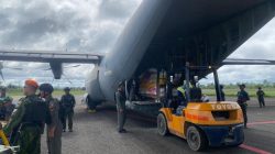 Pasokan Beras ASN Tiba di Yahukimo, Diangkut Hercules C-130 TNI AU