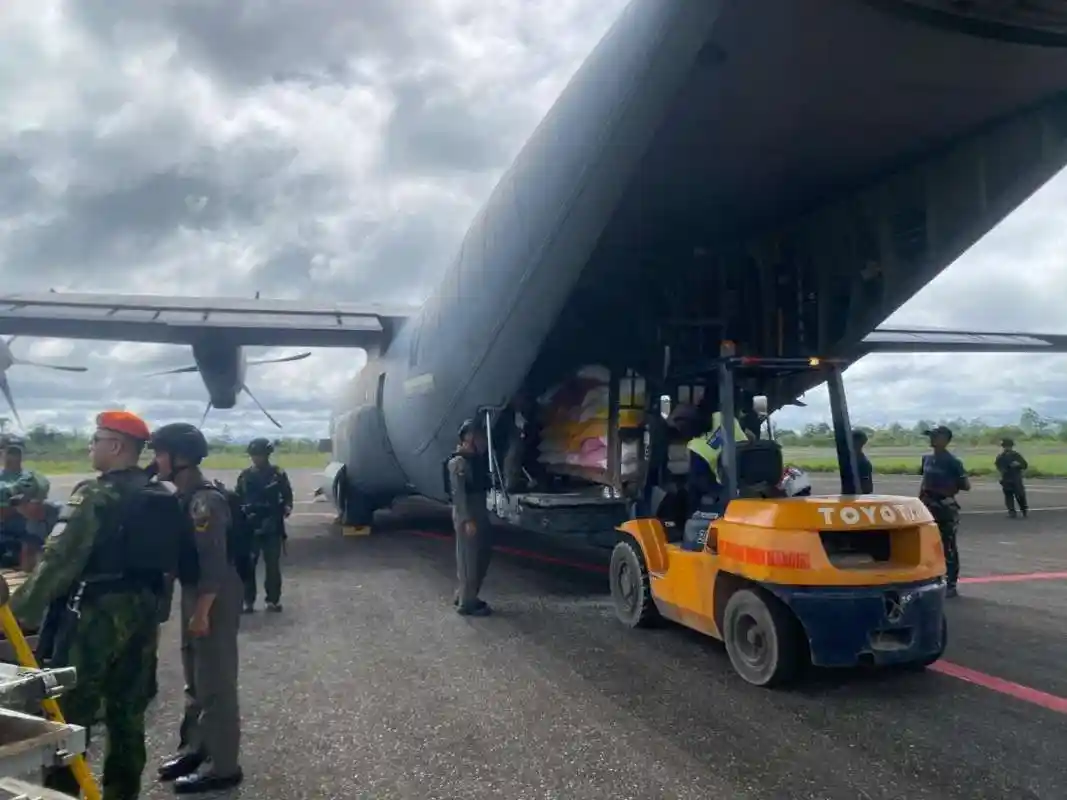 Pasokan Beras ASN Tiba di Yahukimo, Diangkut Hercules C-130 TNI AU