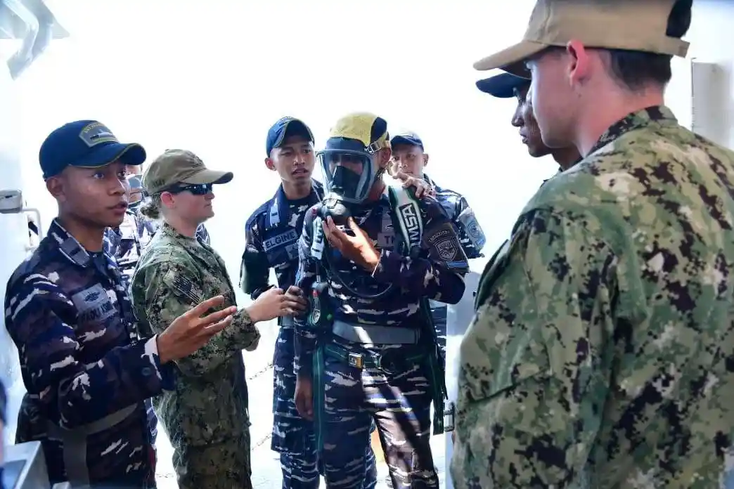 Latihan Pengenalan Alat Penyelamatan Kapal Perkuat Kemampuan TNI dan Unsur Maritim AS
