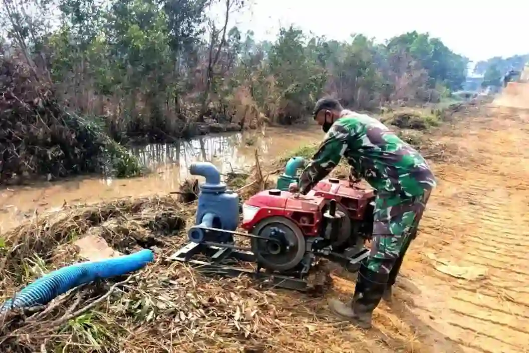 Pastikan Sumber Air Karhutla Tetap Andal, Personel Lanud Sjamsudin Noor Siaga 24 Jam Dukung Kesiapan dan Operasi Penanganan Karhutla