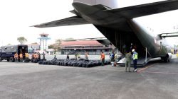 Hercules TNI AU Kembali Tiba di Lanud Sjamsudin Noor, Bawa Ratusan APD Bantuan Kemhan RI dan Masker Dari Puskes TNI AU Untuk Perkuat Penanganan Karhutla Kalsel