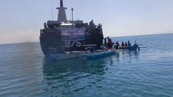 KRI Bawal-875 Salurkan Bantuan Kemanusiaan Bagi Korban Gempa NTT dan Flores