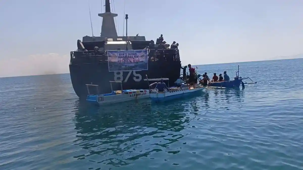 KRI Bawal-875 Salurkan Bantuan Kemanusiaan Bagi Korban Gempa NTT dan Flores