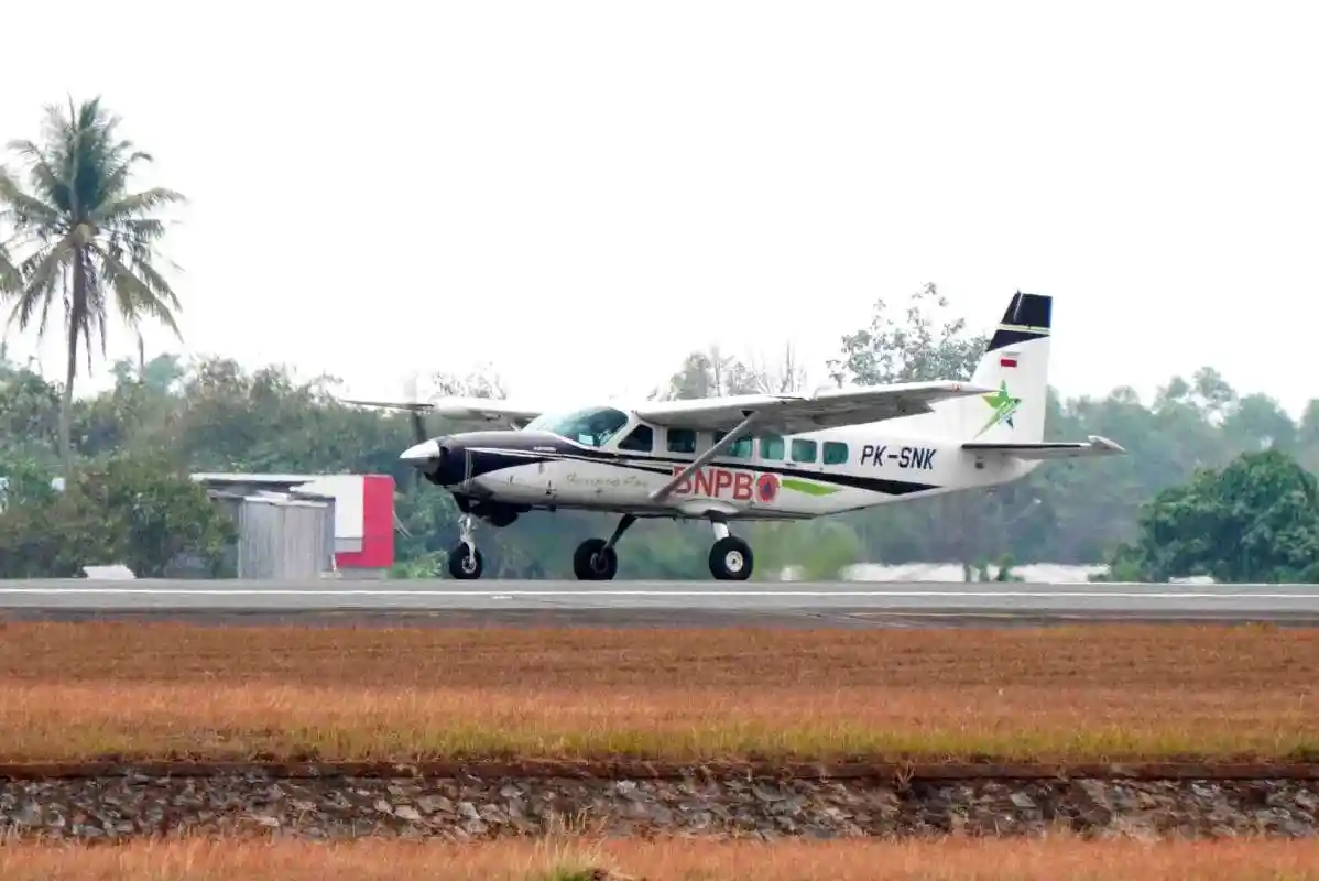 Tiga Ton NaCl Disemai dari Udara, Lanud Sjamsudin Noor Dukung OMC Tekan Karhutla Kalimantan Selatan