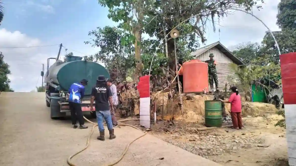 Pasca Kemarau Panjang, Babinsa Karang Jinawi Dampingi Pendistribusi Bantuan Air Untuk Warga Desa Binaan