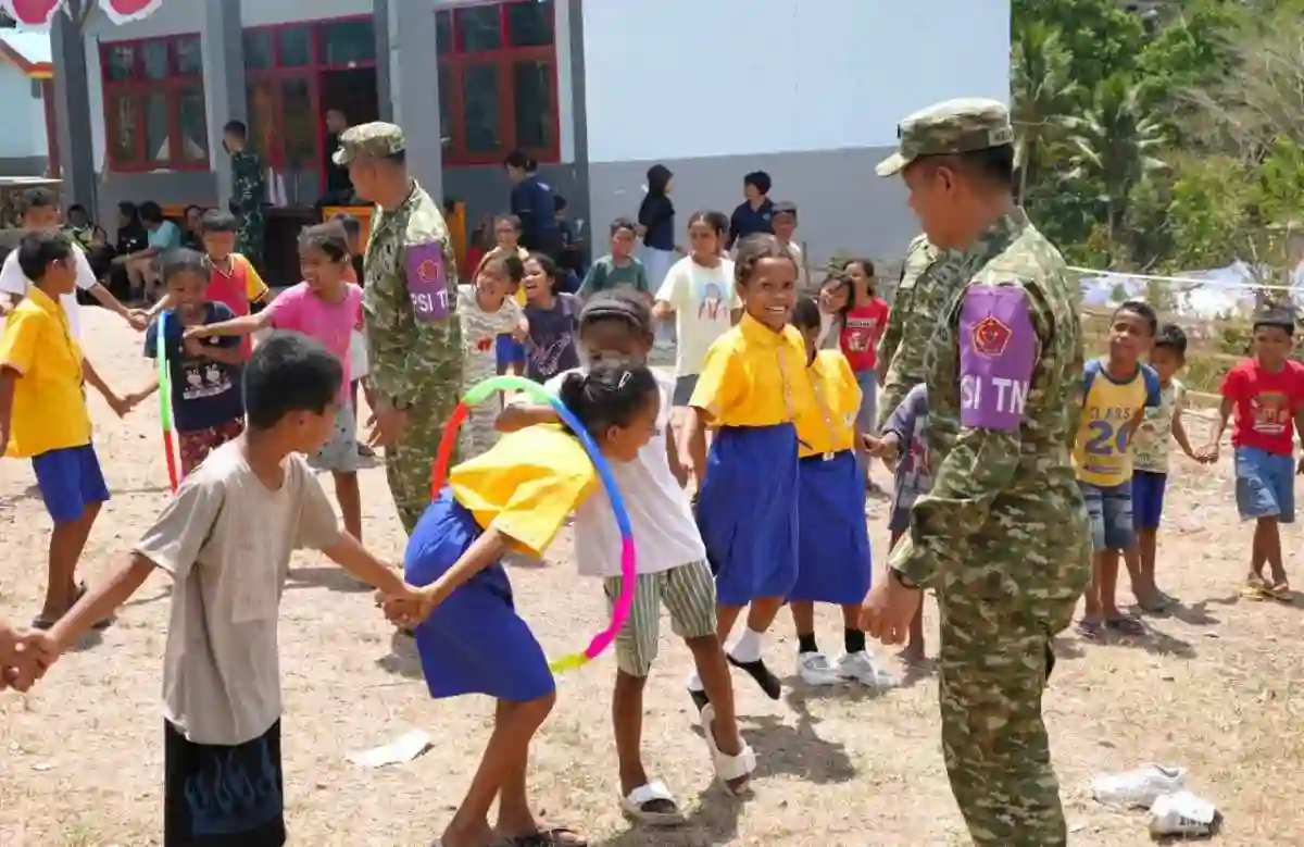 Puspsi TNI Berikan Trauma Healing bagi Anak Penyintas Gempa Bumi NTT
